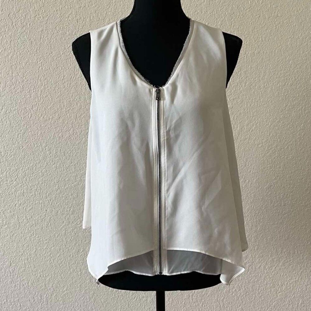 T.TAHARI White multi-layered sleeveless top with a zipper at the front size XS